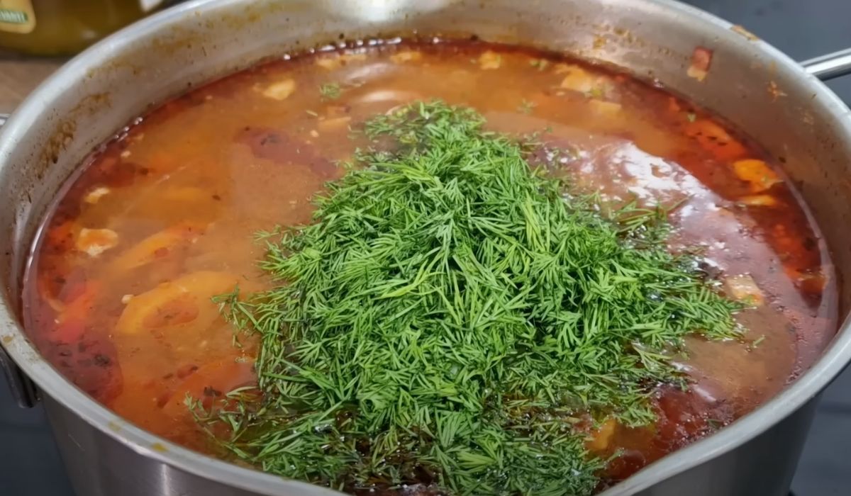 Zupa cygańska – przepis na pożywne danie z mięsem, boczkiem i warzywami