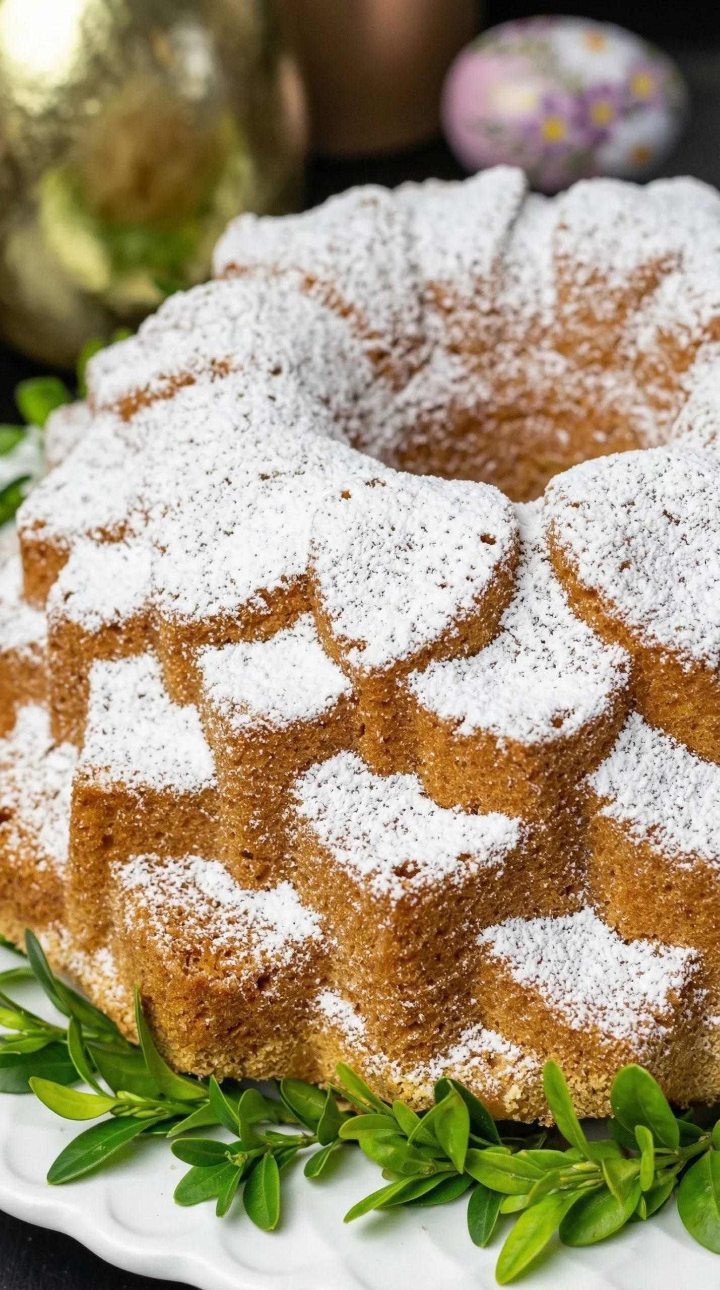 Babka majonezowa z pięciu jajek - piecze się czterdzieści minut, jest wilgotna przez trzy dni, a majonezu nikt nie wyczuje