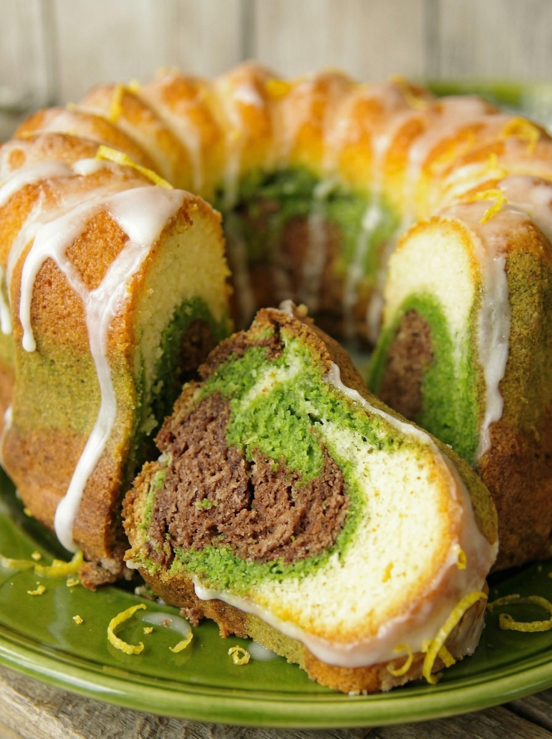 Babka trzy kolory ze szpinakiem - zielonej warstwy nikt przy stole nie rozpozna, a cała babka znika w jeden wieczór