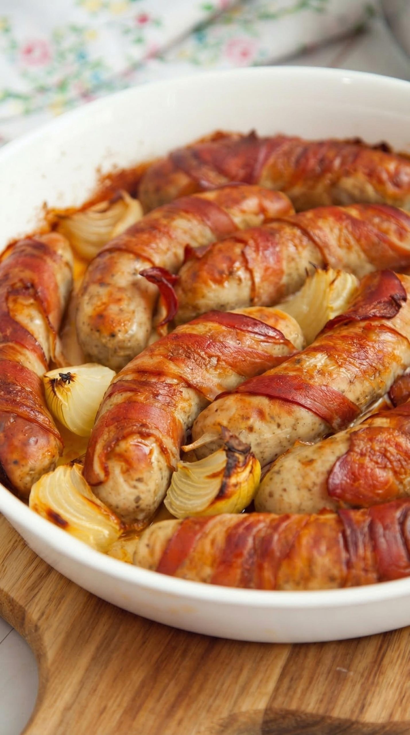 Biała kiełbasa w boczku pieczona z cebulą - trzy składniki, 40 minut i z blachy nie zostaje nic