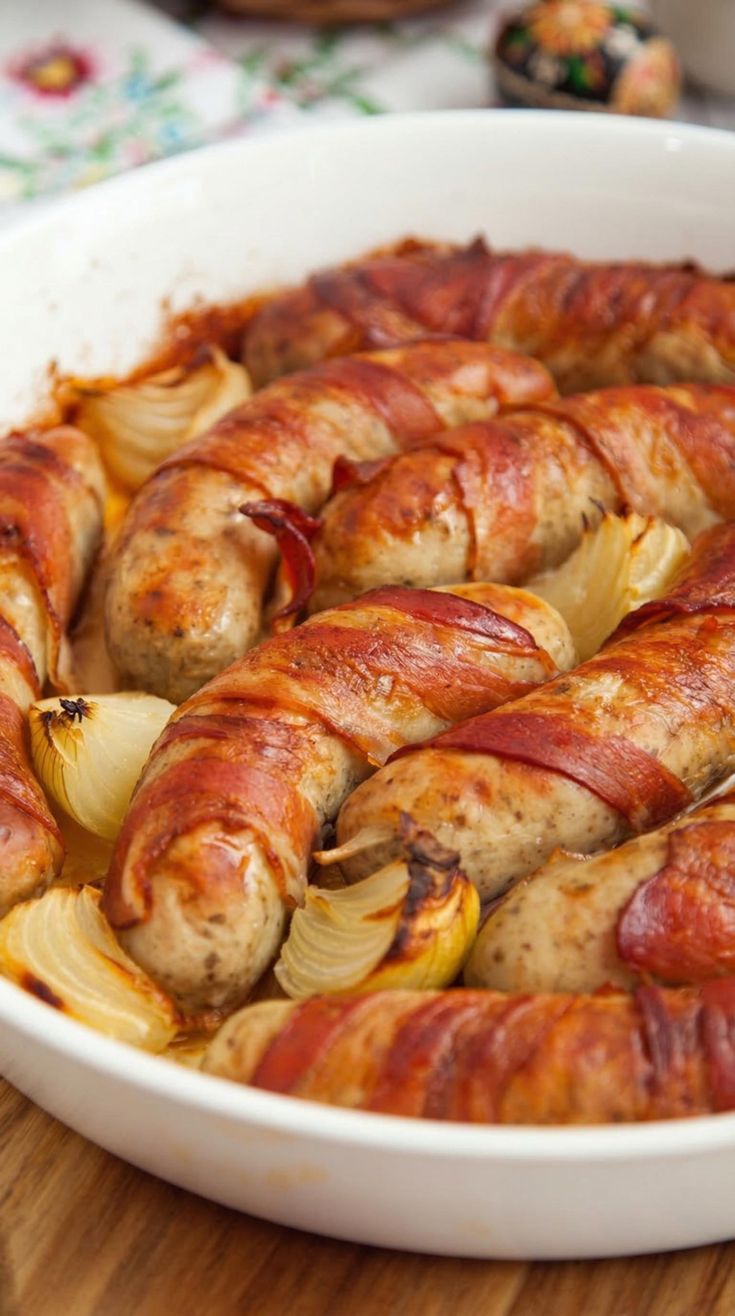 Biała kiełbasa w boczku pieczona z cebulą - trzy składniki, 40 minut i z blachy nie zostaje nic