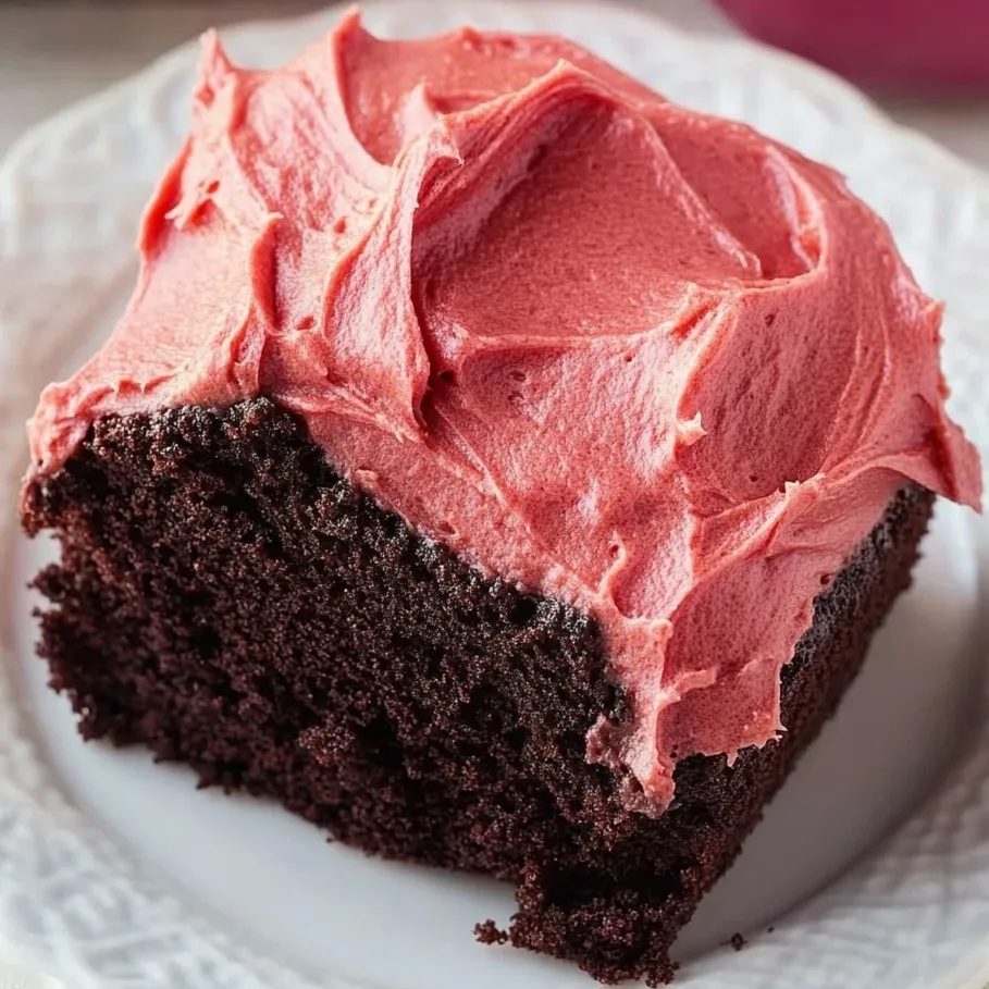 Ciasto czekoladowe z różowym kremem rabarbarowym - koncentrat gotuję sama, bo z dżemu z półki nigdy nie wychodzi ten kolor