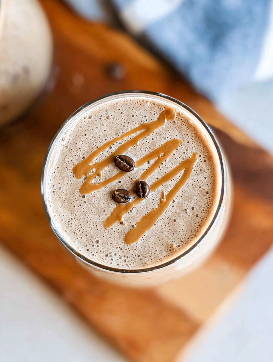 Kawowe smoothie z bananem i daktylami - pięć minut roboty, a stawia na nogi lepiej niż druga kawa