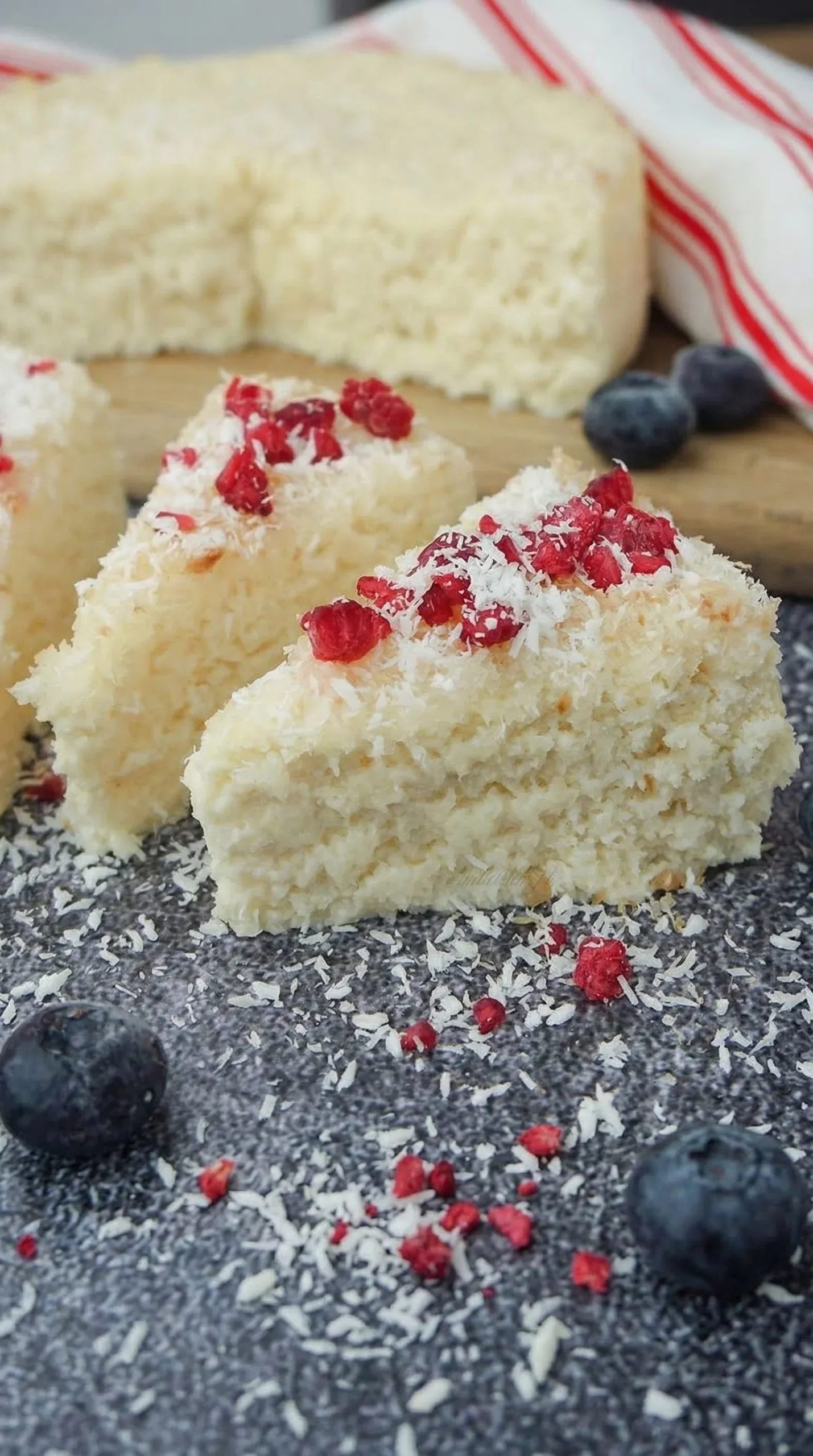 Keto princessa kokosowa - ciasto z trzech jajek i wiórków, które kroi się dopiero po schłodzeniu i wtedy dopiero pokazuje, co potrafi