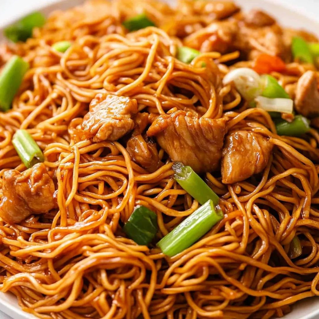 Łatwe chow mein z kurczakiem - cała patelnia gotowa w pół godziny, a makaron wychodzi taki jak z chińskiej knajpki