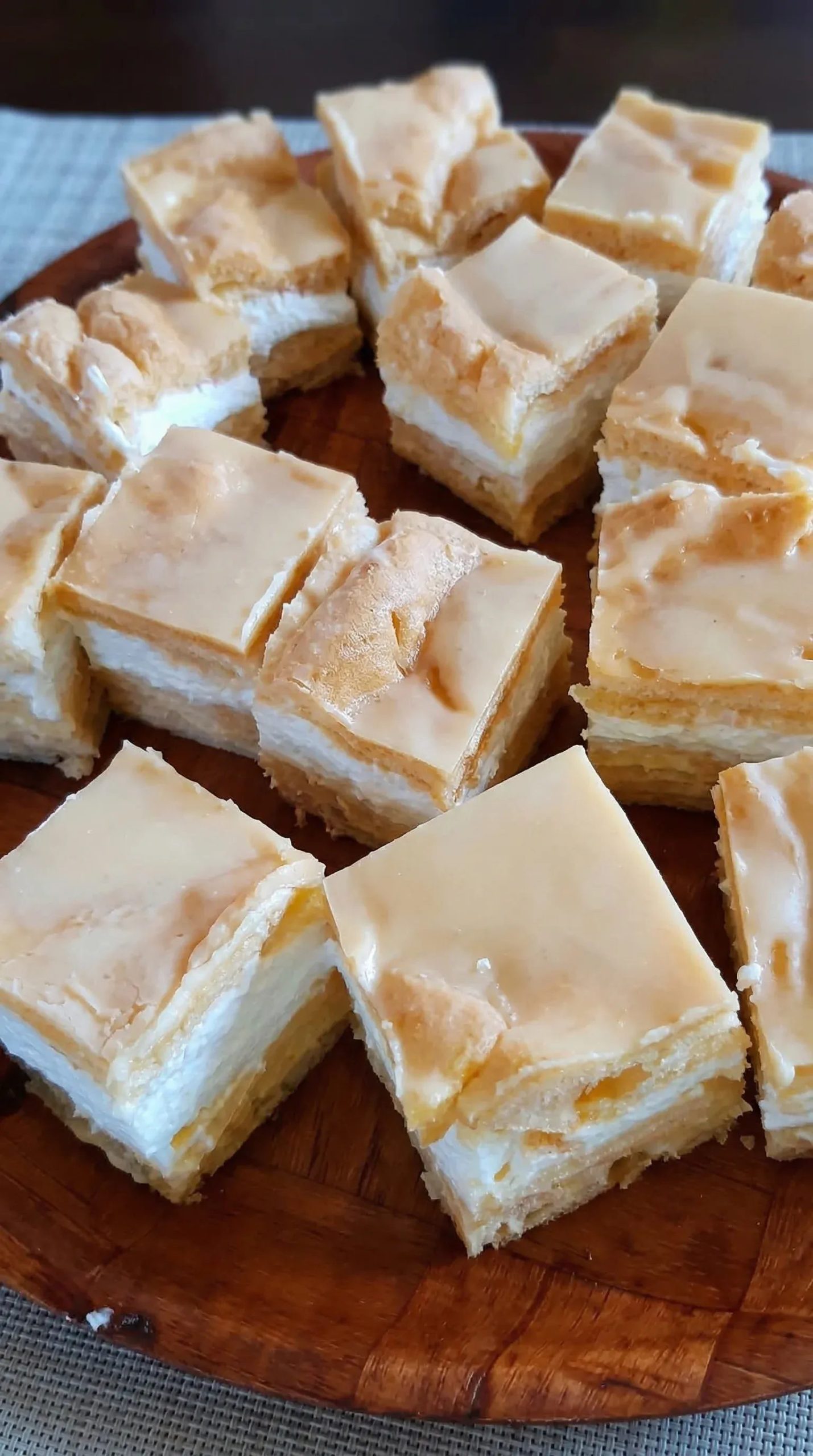 Maxi karpatka z karmelowym budyniem i bitą śmietaną - pieczona na dwóch blachach, bo z jednej zawsze było za mało