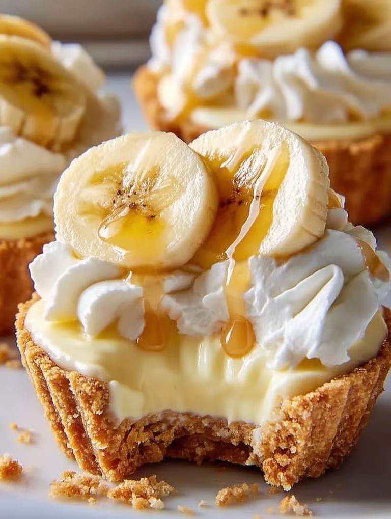 Mini banoffee w foremkach na muffiny - bez pieczenia, z bananowym kremem i kruchym spodem, gotowe w dwadzieścia minut
