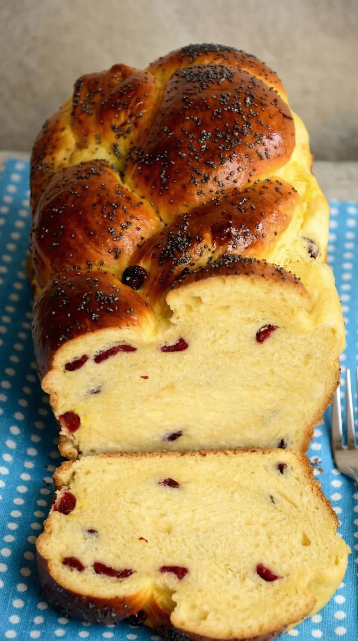 Mleczna chałka z żurawiną - pieczona w keksówce, z warkoczem na warkoczu, znika u mnie jeszcze zanim ostygnie