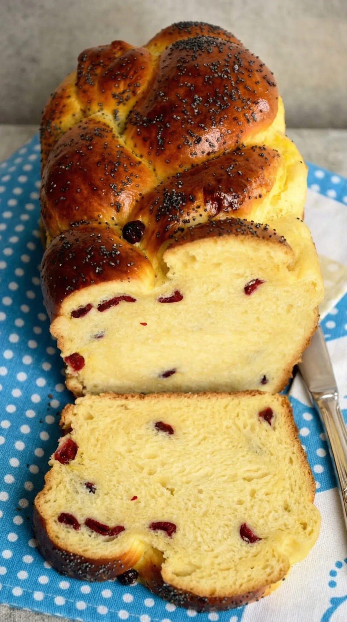 Mleczna chałka z żurawiną - pieczona w keksówce, z warkoczem na warkoczu, znika u mnie jeszcze zanim ostygnie