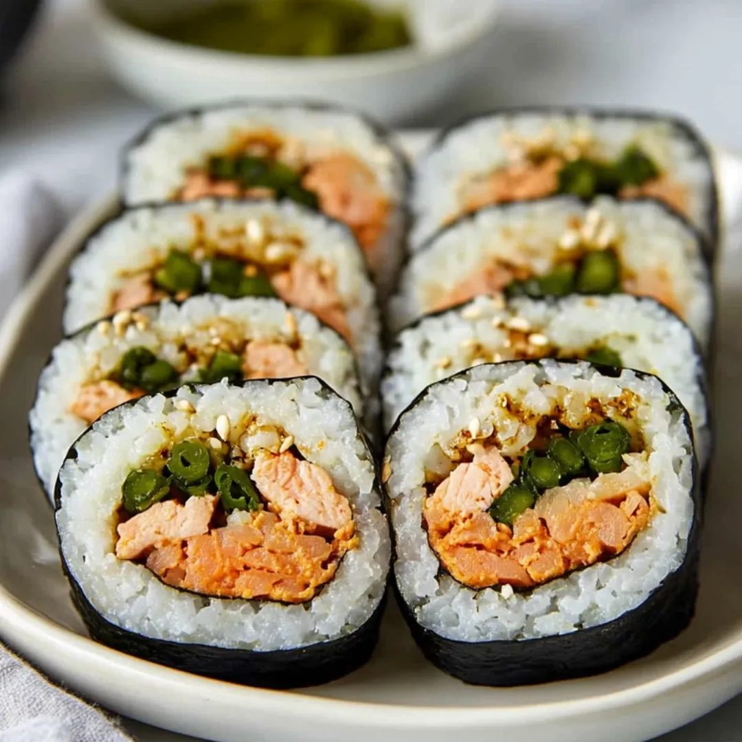 Pikantne kimbap z tuńczykiem - zwijam je w kwadrans, a znikają z deski, zanim pokroję drugą roladę