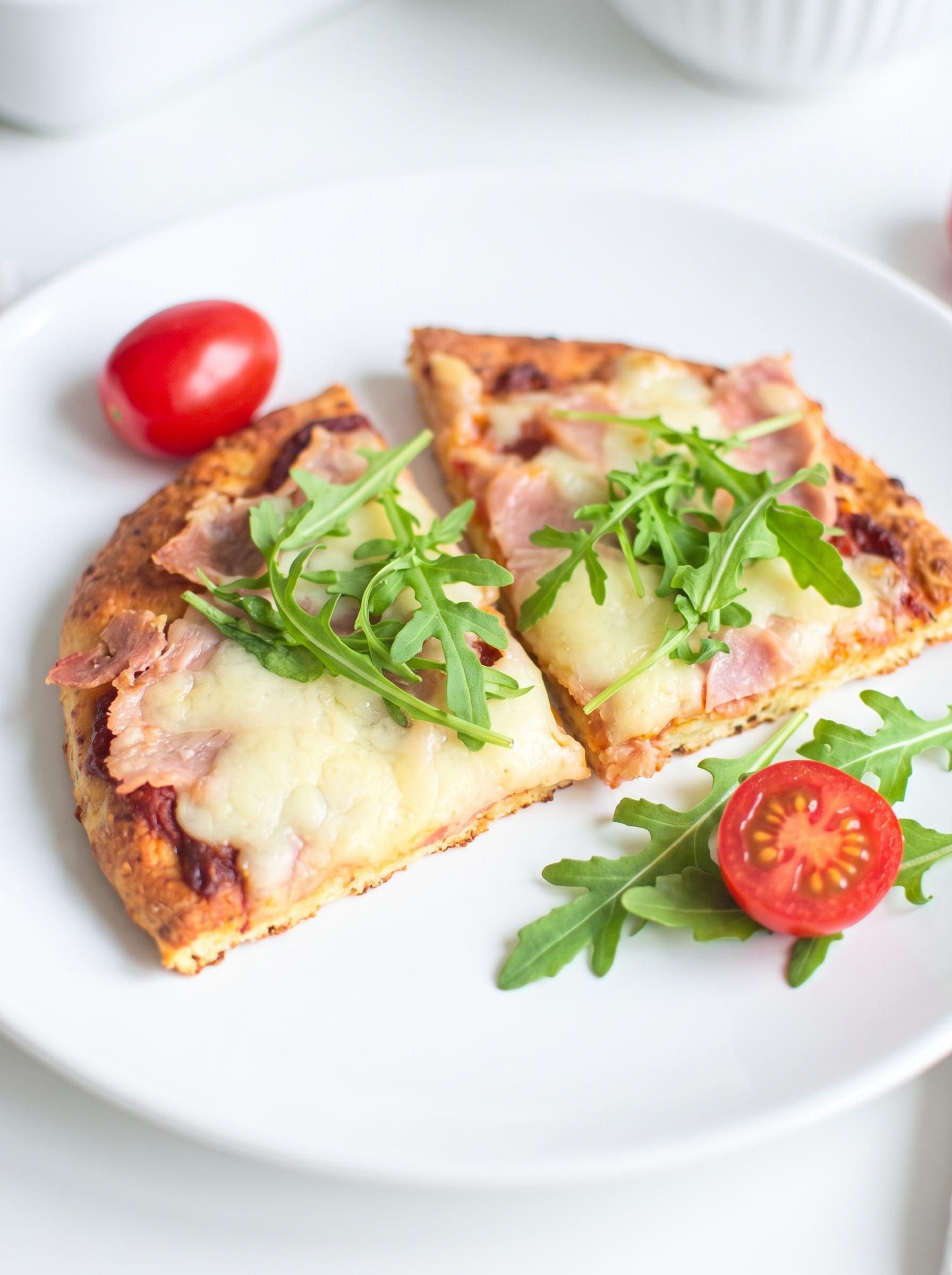 Pizza na twarogowym spodzie - bez drożdży i wyrastania, a spód wychodzi chrupiący z wierzchu i miękki w środku