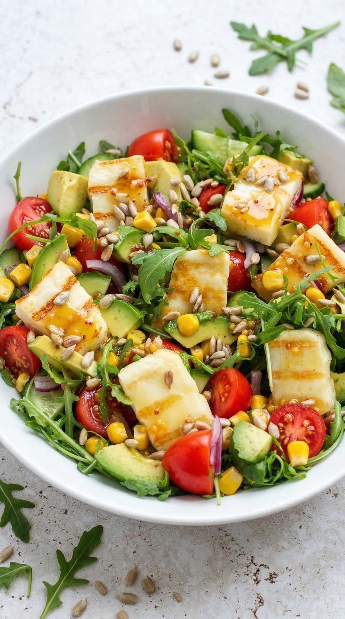 Sałatka z grillowanym halloumi i sosem miodowo-musztardowym - dwadzieścia minut i kolacja stoi na stole