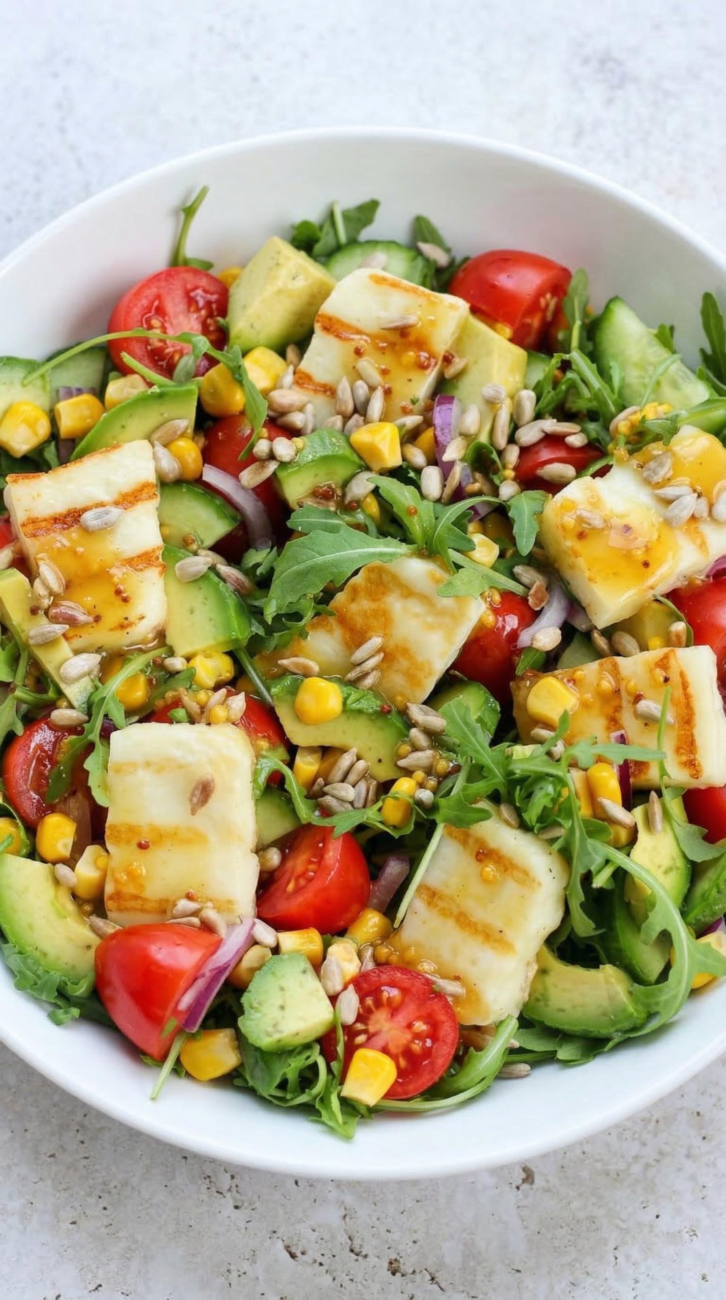 Sałatka z grillowanym halloumi i sosem miodowo-musztardowym - dwadzieścia minut i kolacja stoi na stole