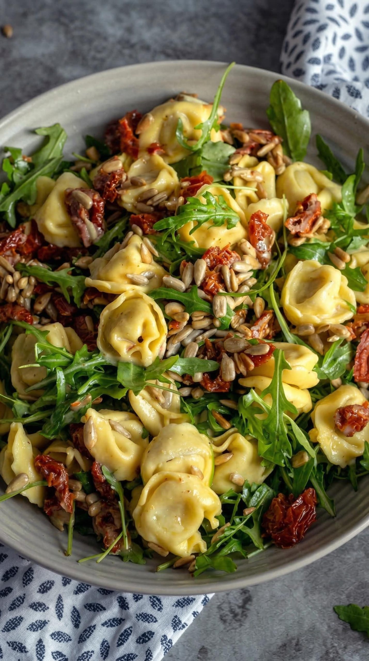 Sałatka z tortellini z rukolą i suszonymi pomidorami - dwadzieścia minut roboty, a miska pustoszeje zanim usiądę do stołu