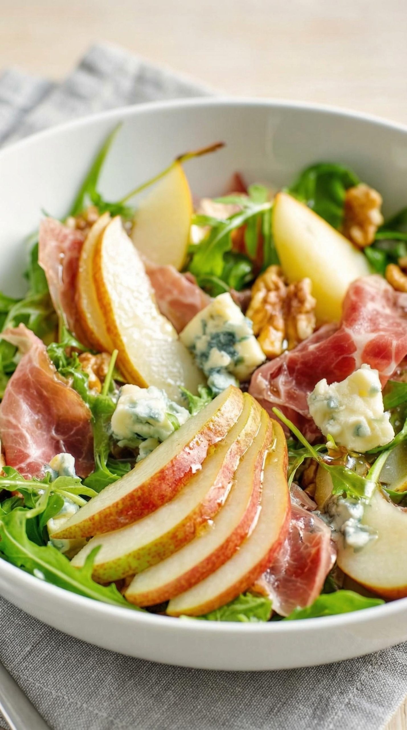 Sałatka z gruszką, serem pleśniowym i prosciutto - dziesięć minut roboty, a wygląda jak z dobrej restauracji