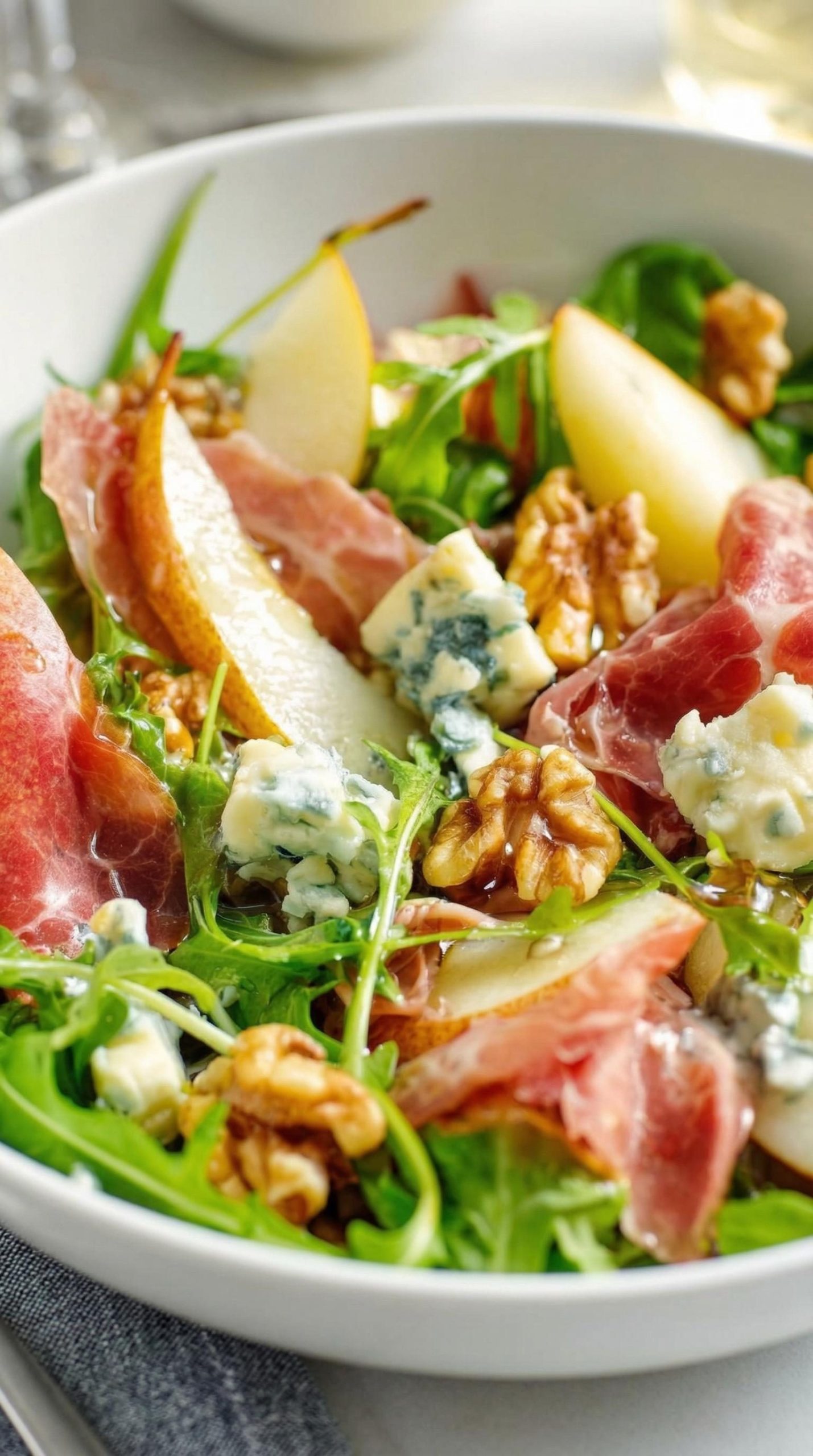 Sałatka z gruszką, serem pleśniowym i prosciutto - dziesięć minut roboty, a wygląda jak z dobrej restauracji