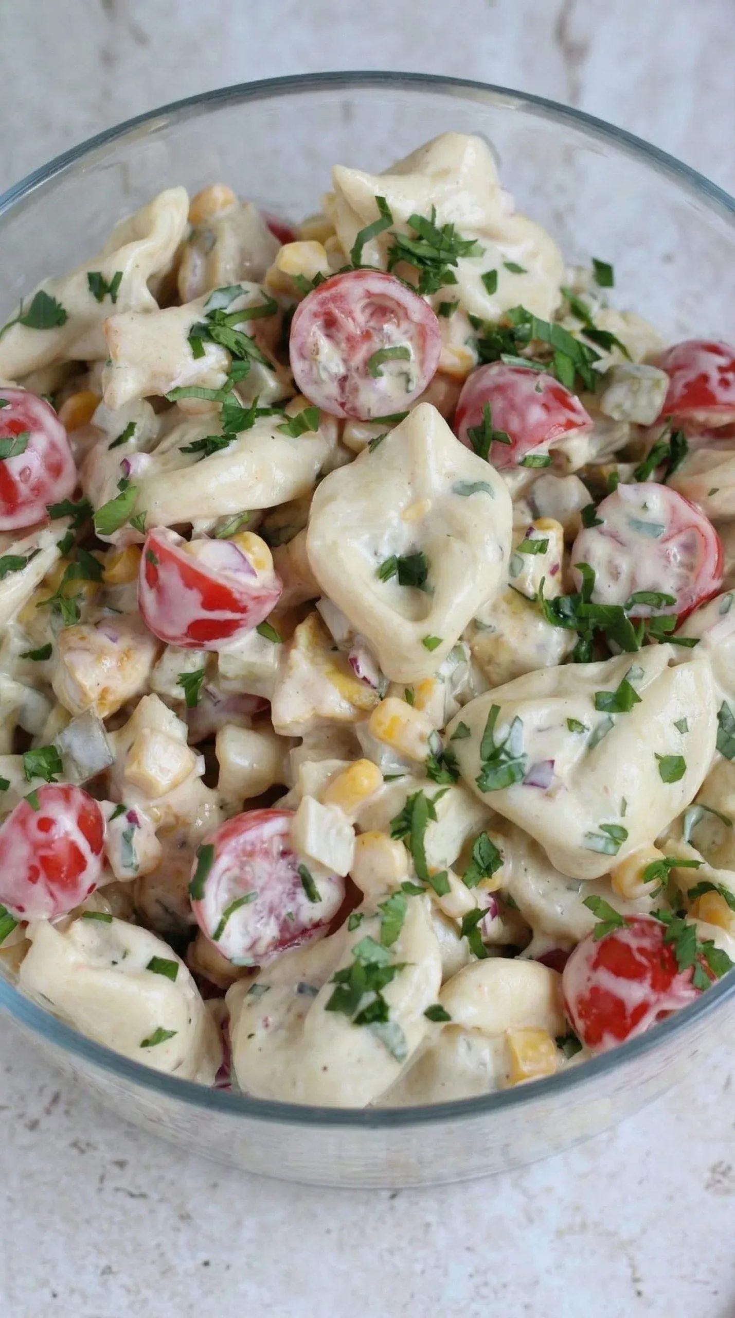 Sałatka z tortellini i kurczakiem w sosie jogurtowym - robię ją wieczorem, a rano wyjmuję z lodówki gotowy obiad do pracy