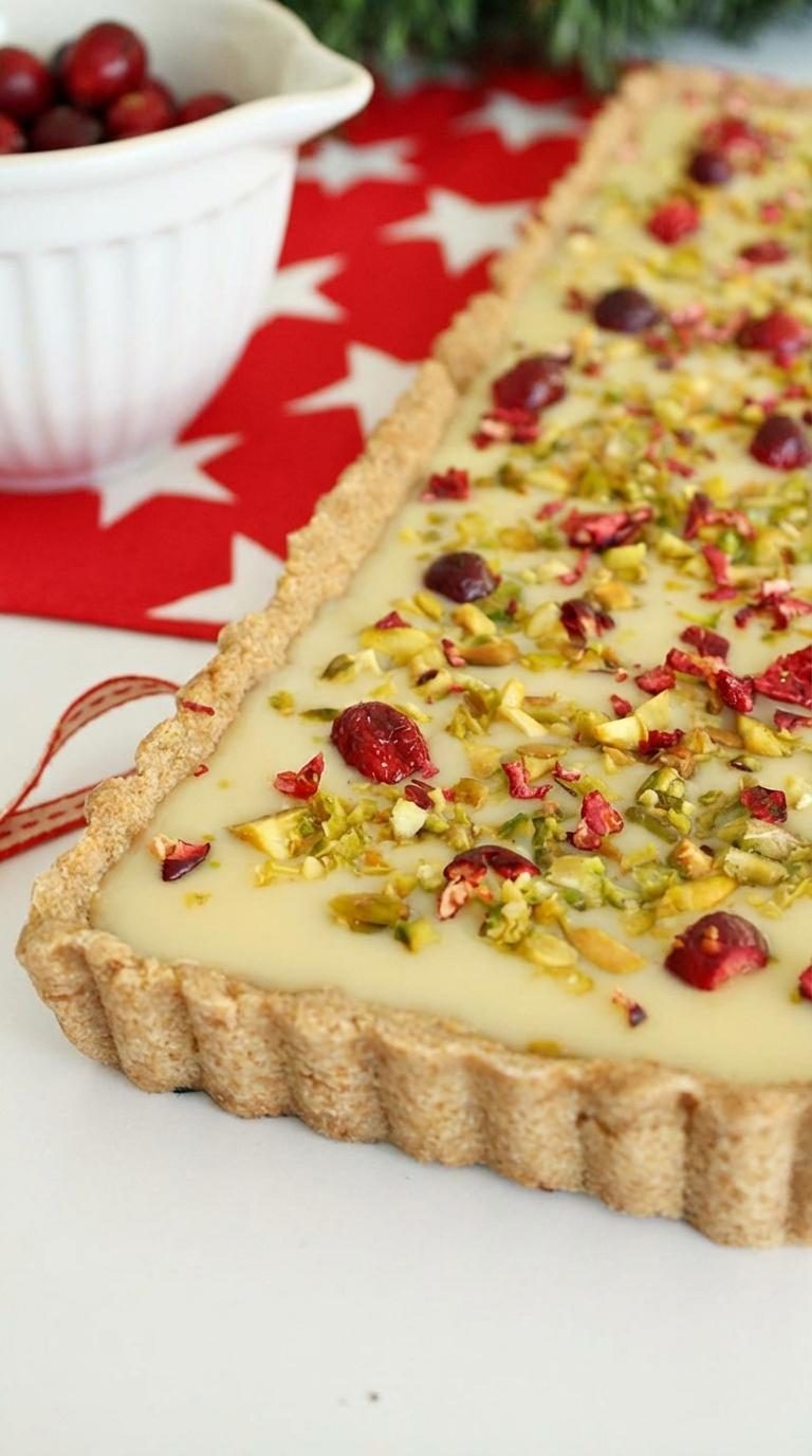 Tarta z białą czekoladą i żurawiną - krem stygnie sam, a ja mam wolne popołudnie i pół tarty zjedzone przed kolacją