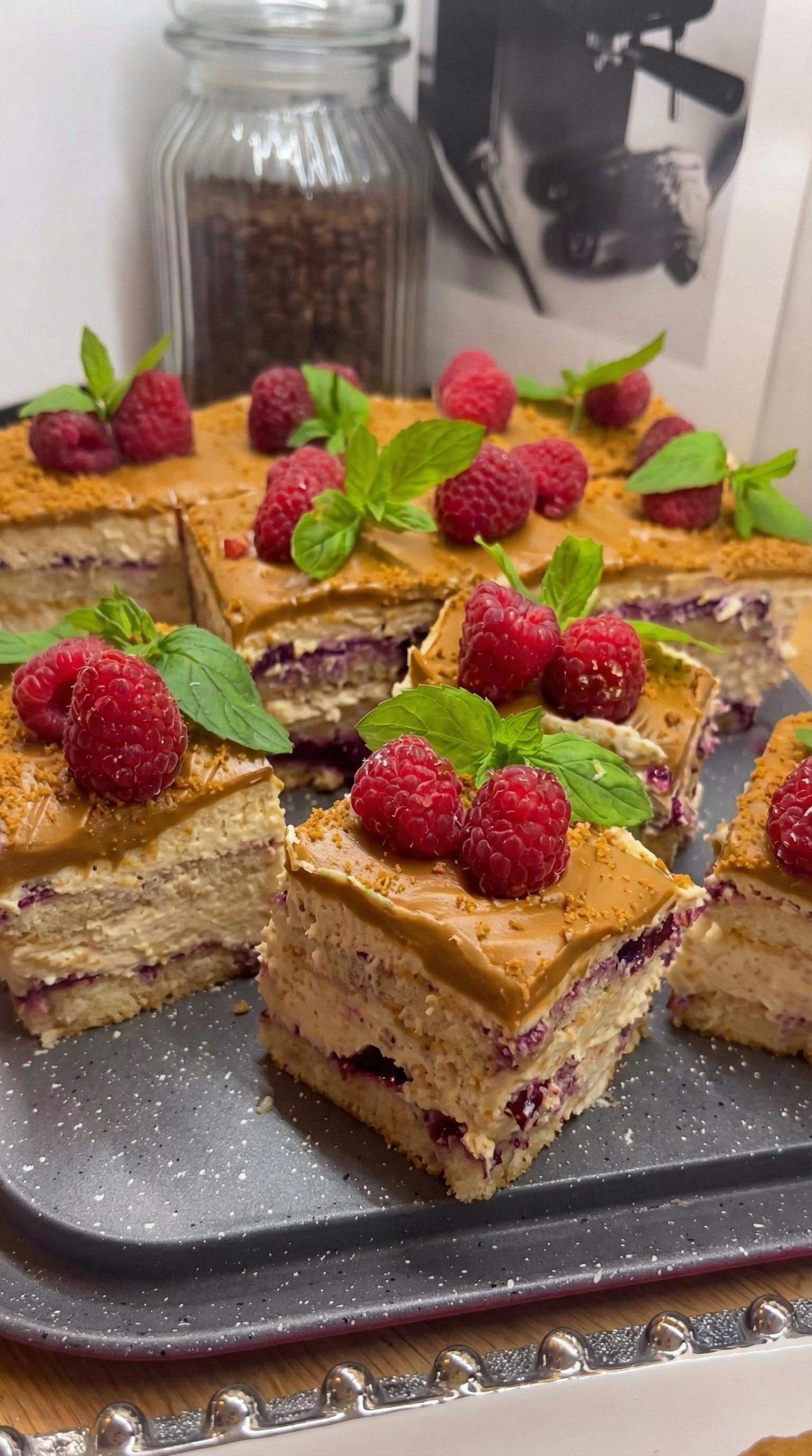 Tiramisu Lotus bez pieczenia - kremowe ciasto z konfiturą porzeczkową, które robię wieczorem, a do południa nie ma czego kroić