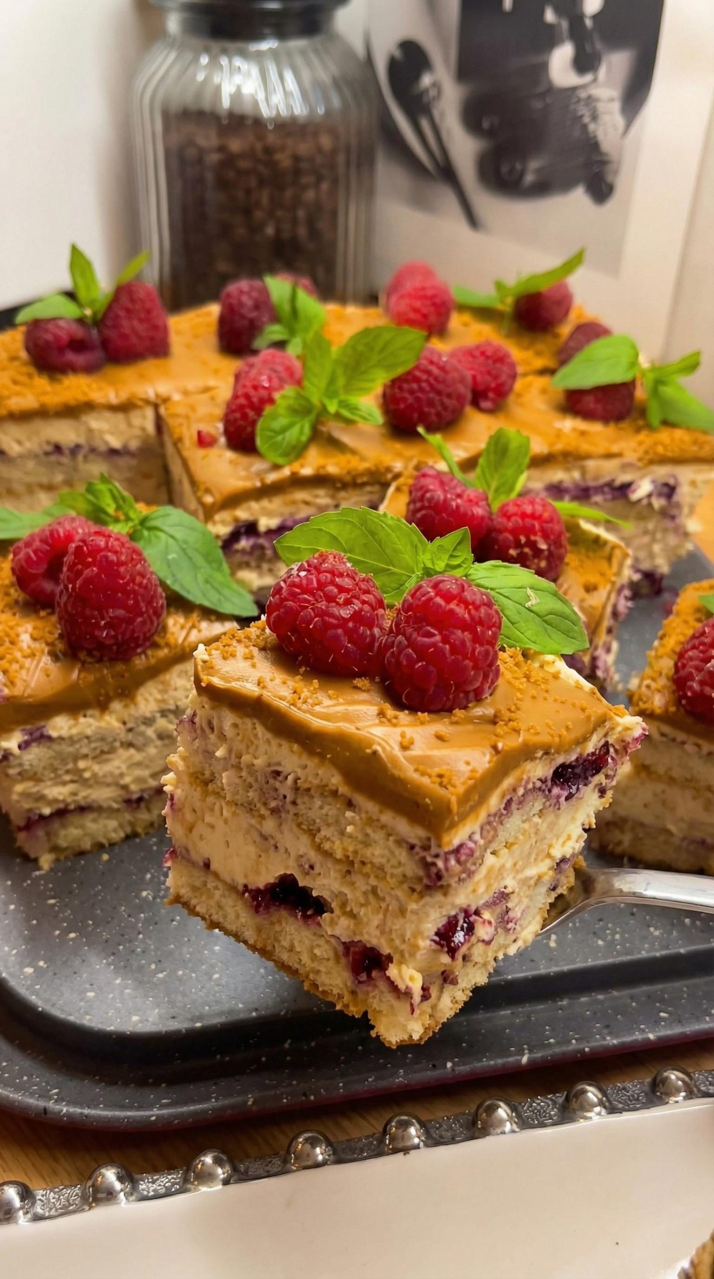 Tiramisu Lotus bez pieczenia - kremowe ciasto z konfiturą porzeczkową, które robię wieczorem, a do południa nie ma czego kroić
