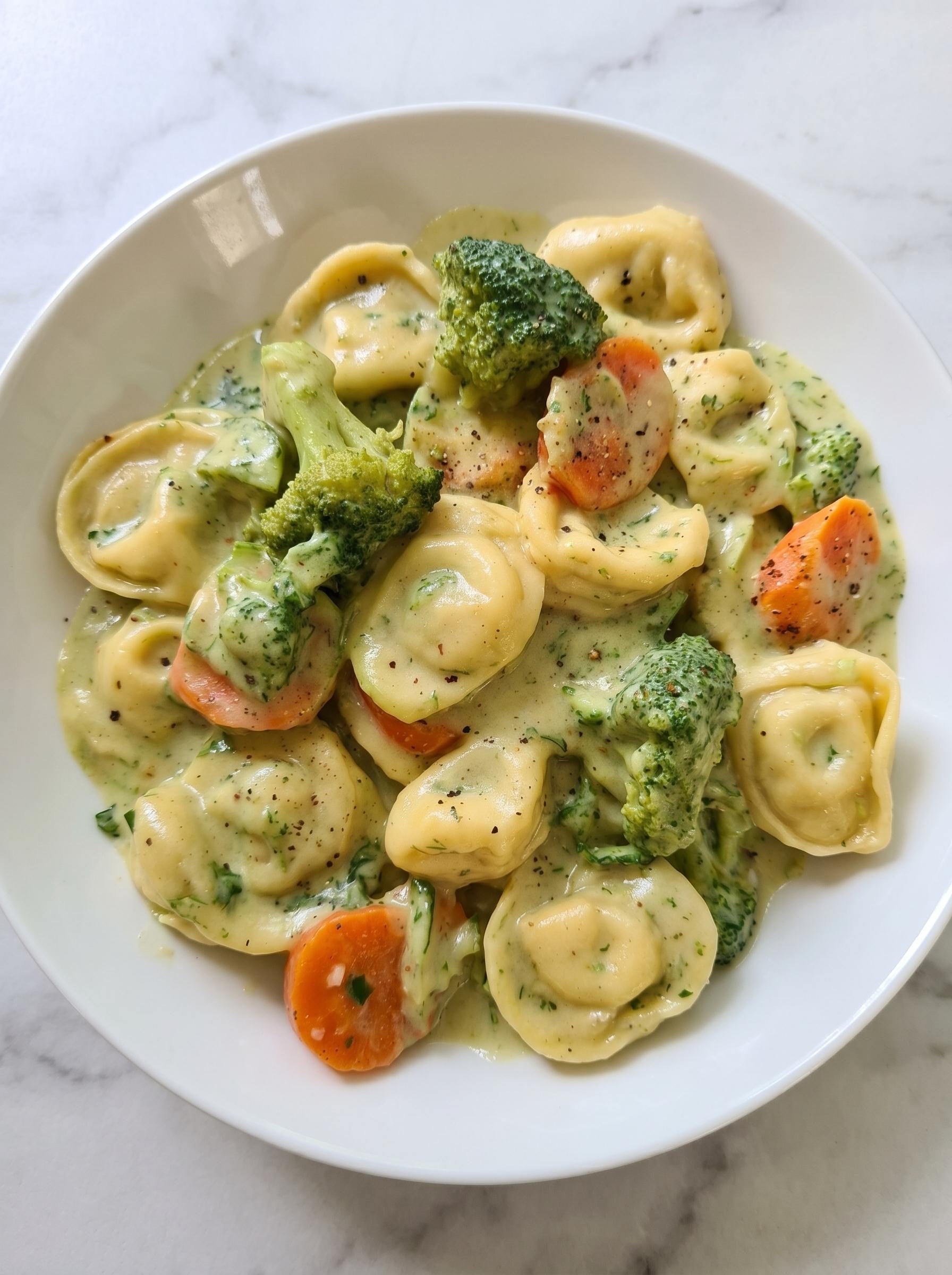 Tortellini w kremowym sosie z brokuła - połowa warzyw idzie pod blender i nikt w domu nie zauważa, że je brokuły