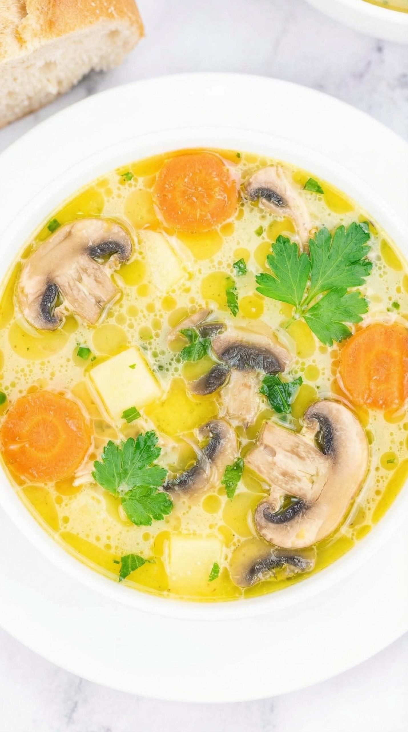 Zupa pieczarkowa z ziemniakami na domowym rosole - pieczarki smażę na maśle, aż się zarumienią, i dopiero wtedy wrzucam do garnka